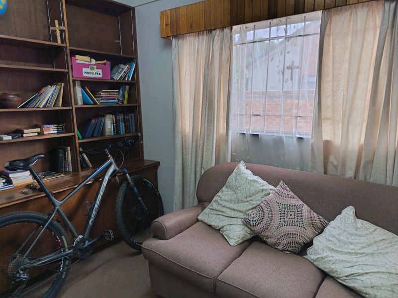 "Live large" 5 Bedroom family home awaits you! - Photo 9