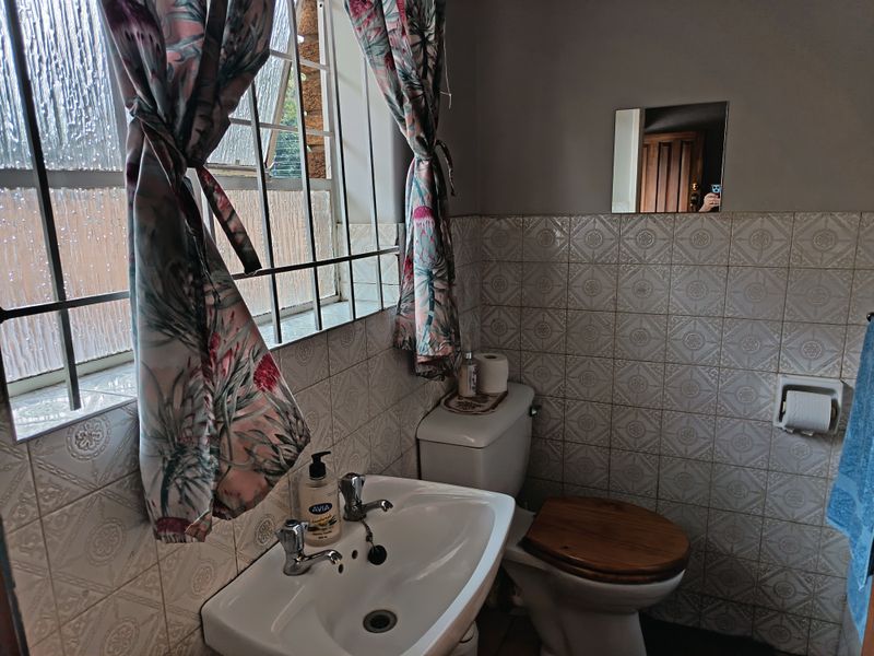 "Live large" 5 Bedroom family home awaits you! - Photo 8