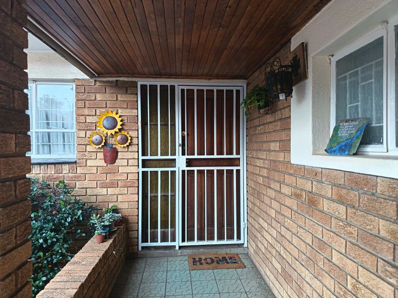 "Live large" 5 Bedroom family home awaits you! - Photo 7