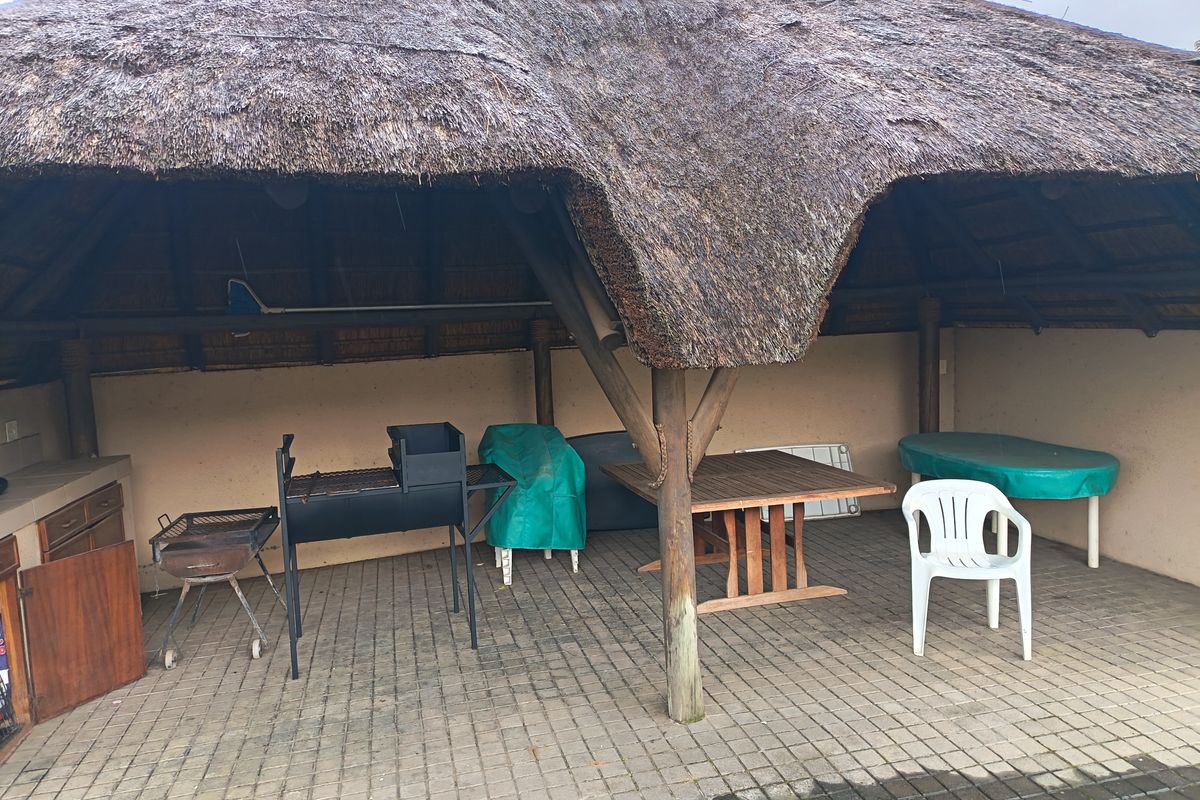 "Live large" 5 Bedroom family home awaits you! - Photo 3