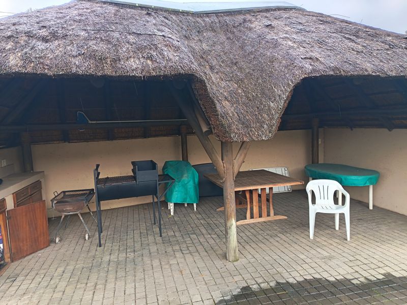 "Live large" 5 Bedroom family home awaits you! - Photo 3