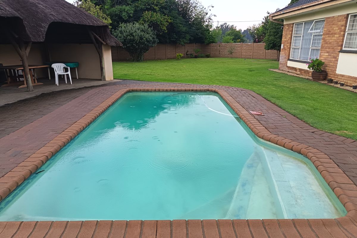 "Live large" 5 Bedroom family home awaits you! - Photo 2