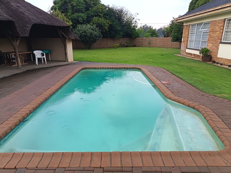 "Live large" 5 Bedroom family home awaits you! - Photo 2