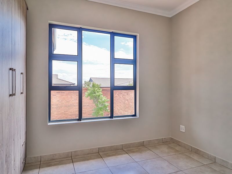 Modern Living at its finest - Photo 8