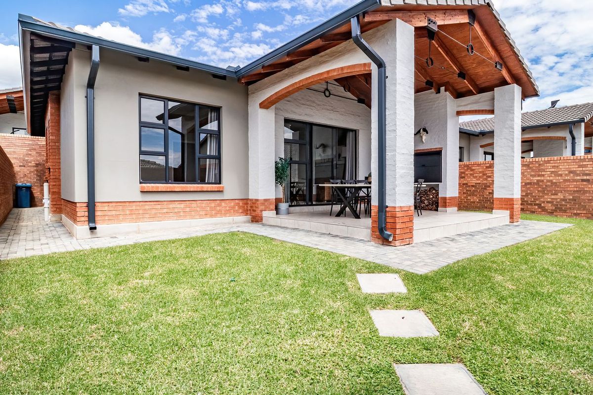 Modern Living at its finest - Photo 2