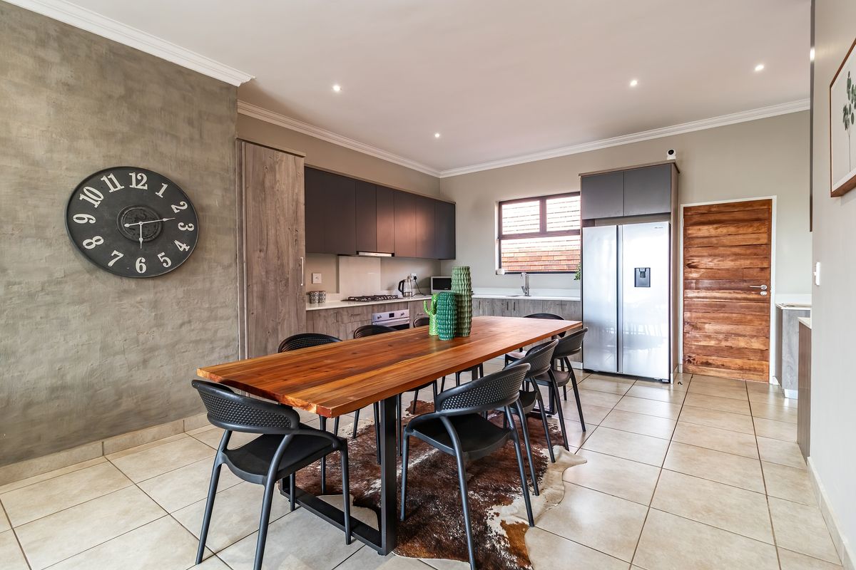 Modern Living at its finest - Photo 4