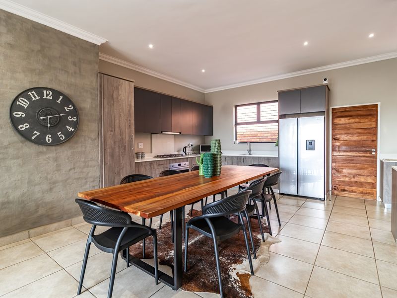 Modern Living at its finest - Photo 4