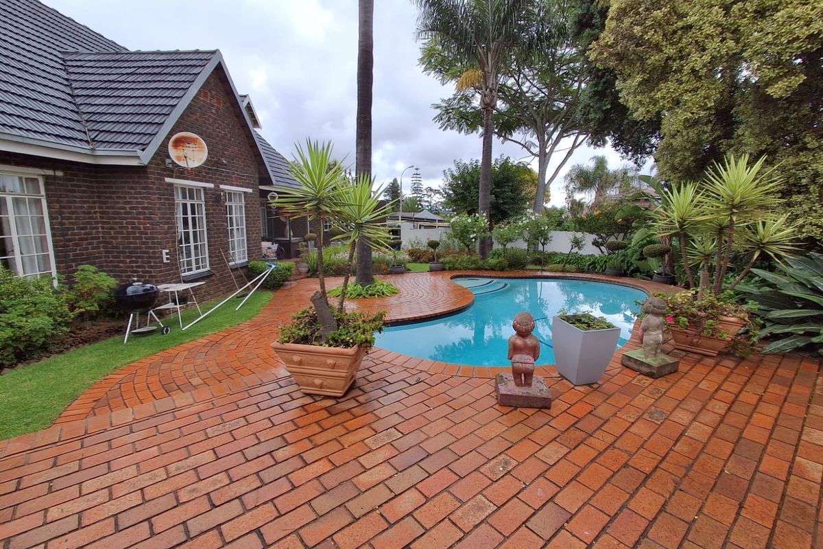 Stunning Family Home in Norkem Park - Photo 2