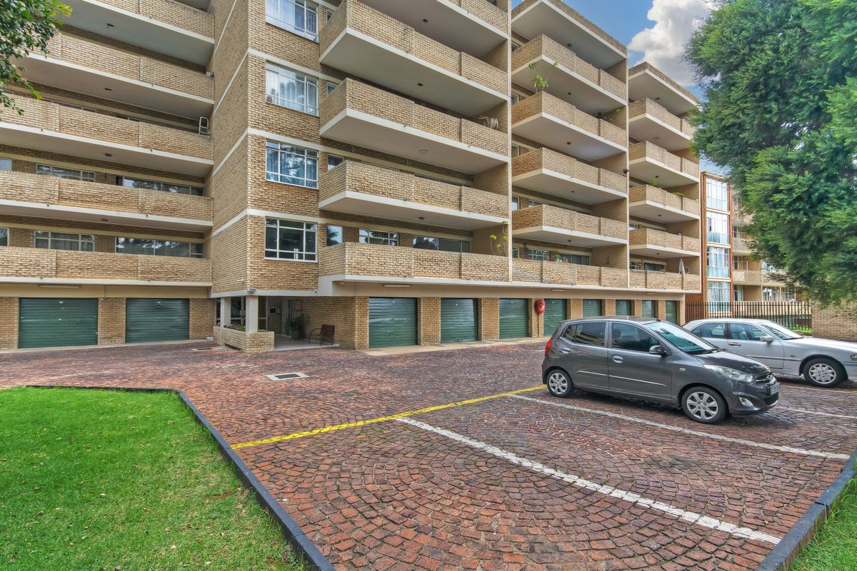 PRICED TO SELL IN A SECURE COMPLEX AND WELL MAINTAINED - Photo 2