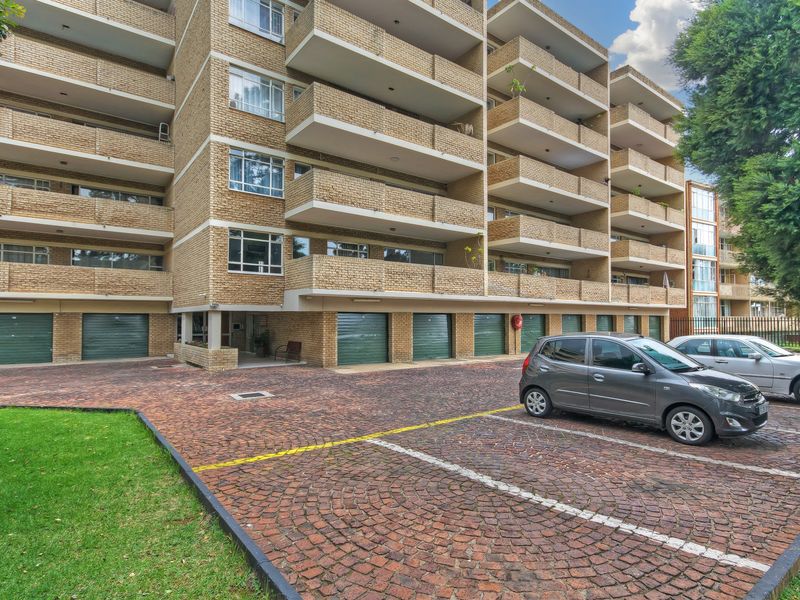 PRICED TO SELL IN A SECURE COMPLEX AND WELL MAINTAINED - Photo 2