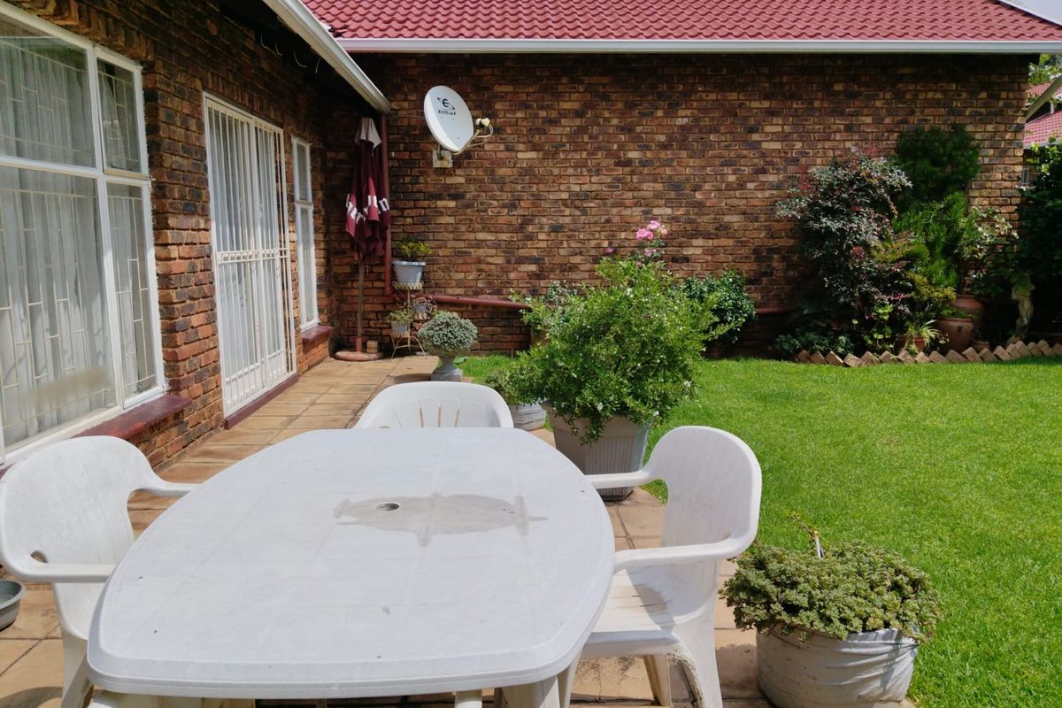 3-Bedroom, 2-Bathroom Townhouse in Birchleigh. - Photo 3