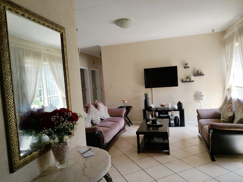 3-Bedroom, 2-Bathroom Townhouse in Birchleigh. - Photo 8