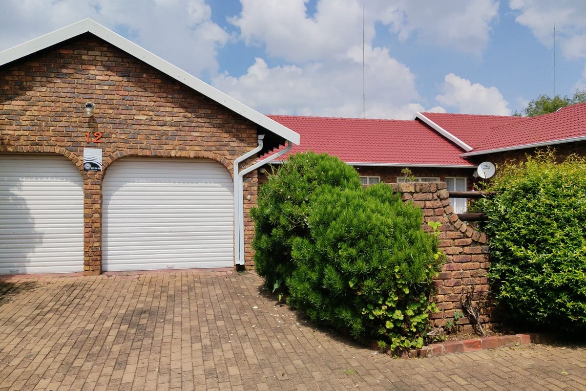 3-Bedroom, 2-Bathroom Townhouse in Birchleigh. - Photo 2