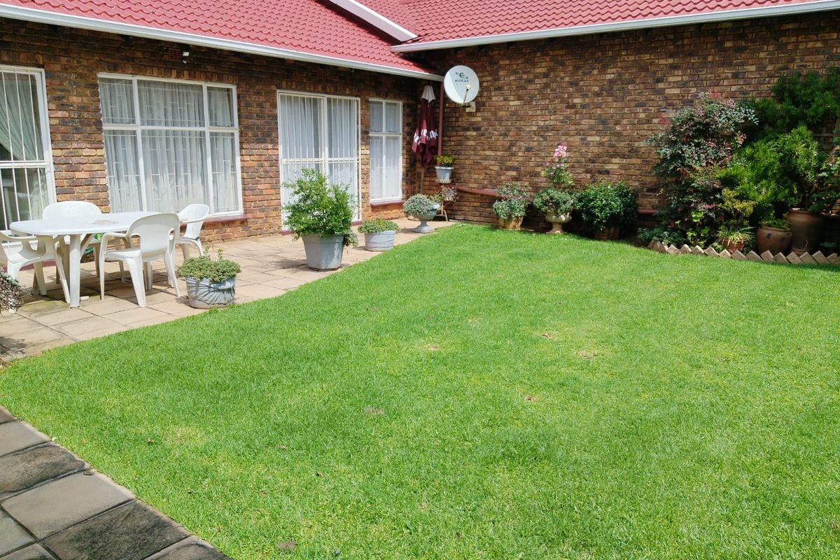 3-Bedroom, 2-Bathroom Townhouse in Birchleigh. - Photo 4