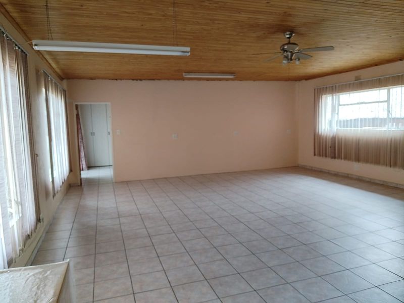 3-Bedroom Family Home with a Granny Flat in Norkem Park, waiting for its New Owner. - Photo 7