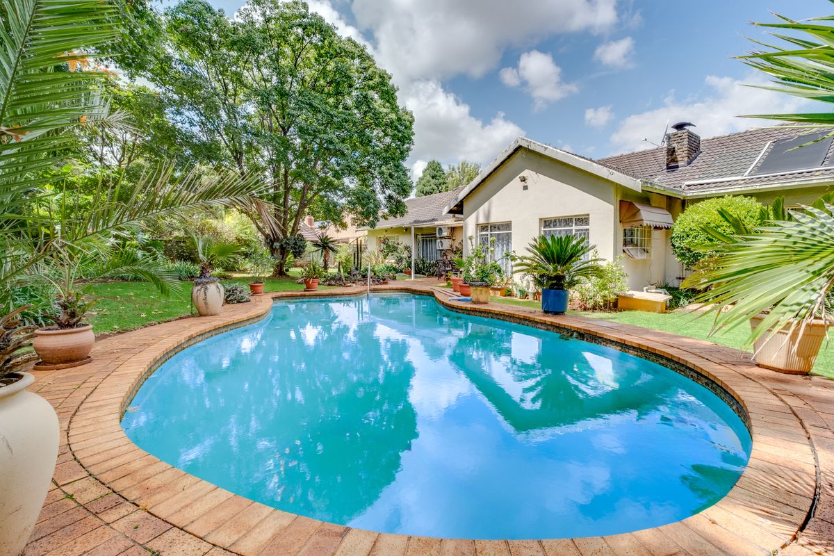 Spacious 4 Bedroom Family Home with Pool, Double Garage & Large Garden - Photo 2