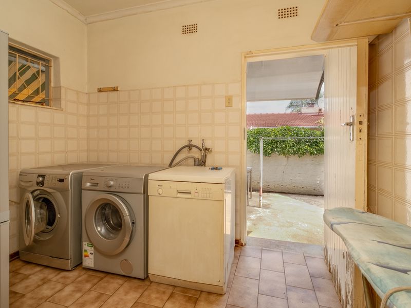 Spacious 4 Bedroom Family Home with Pool, Double Garage & Large Garden - Photo 10