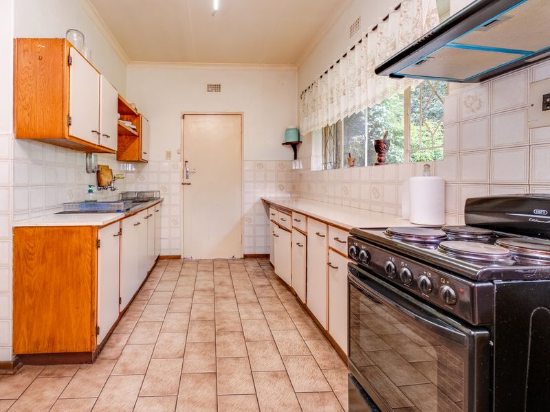 Spacious 4 Bedroom Family Home with Pool, Double Garage & Large Garden - Photo 9