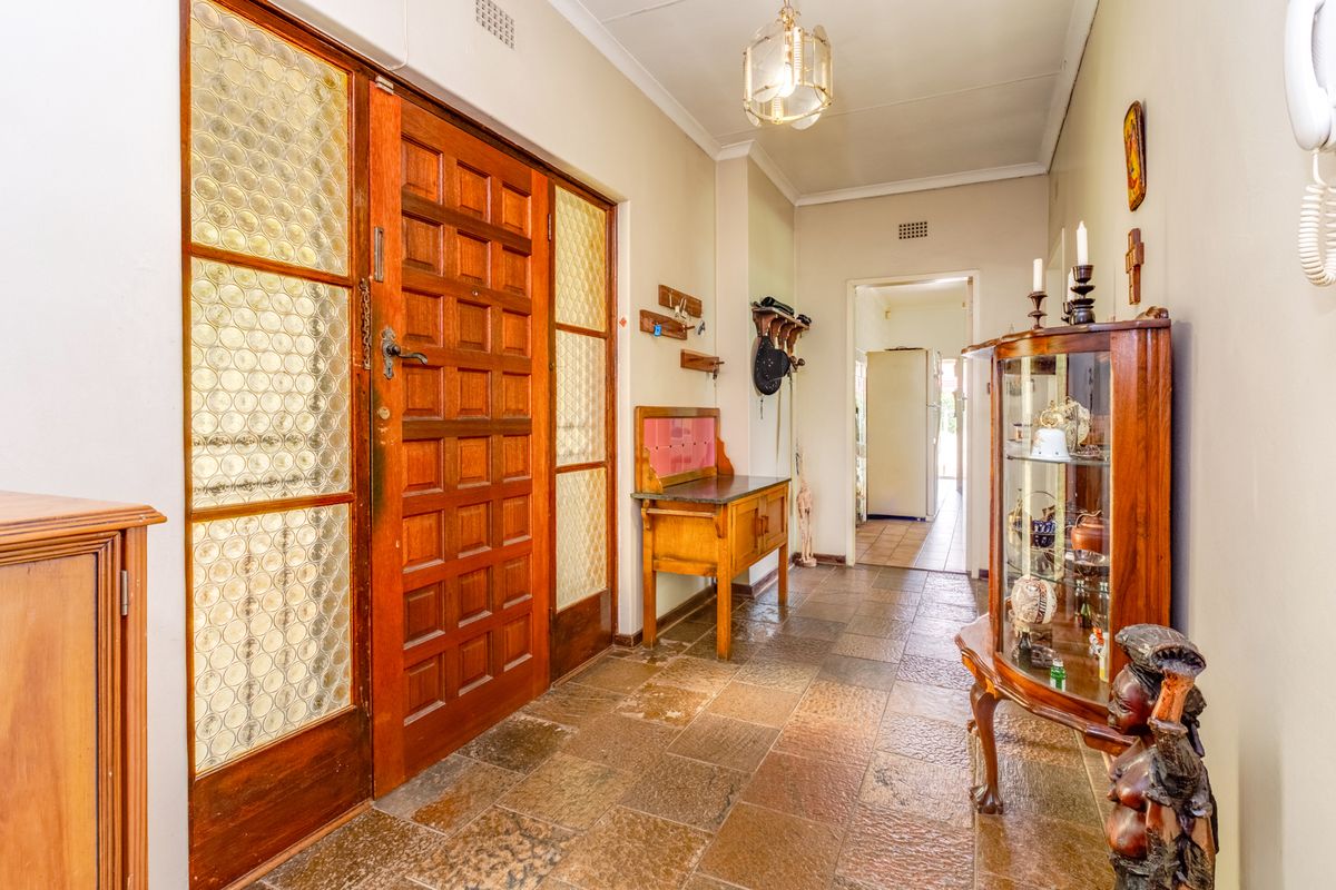 Spacious 4 Bedroom Family Home with Pool, Double Garage & Large Garden - Photo 3