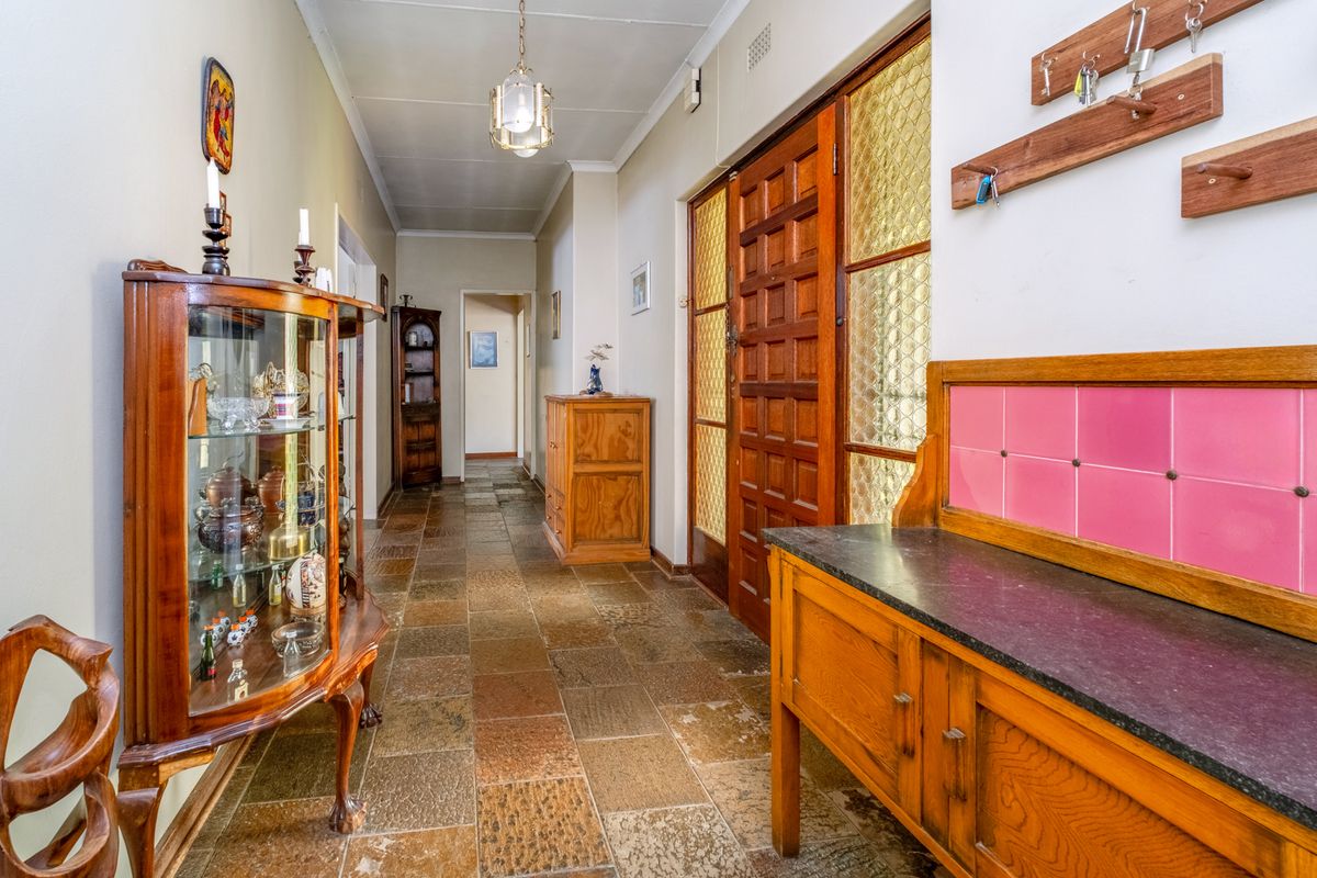 Spacious 4 Bedroom Family Home with Pool, Double Garage & Large Garden - Photo 4