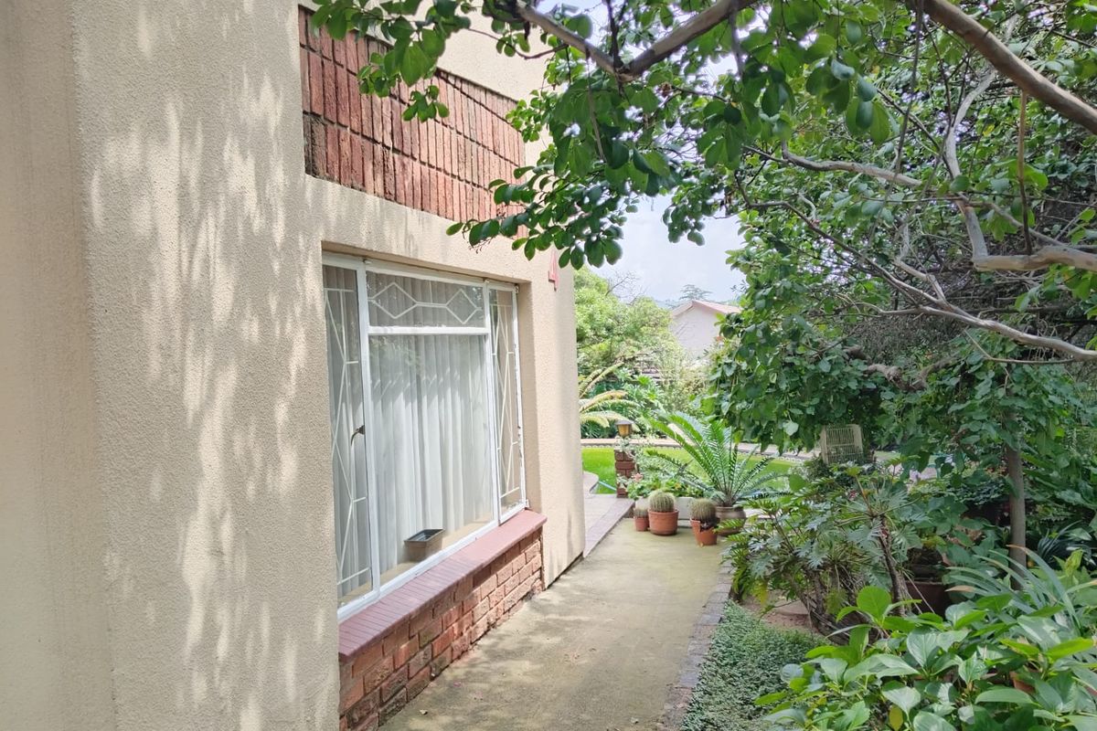 Spacious Family Home with Pool in Birch Acres – Perfect for Comfortable Living! - Photo 2