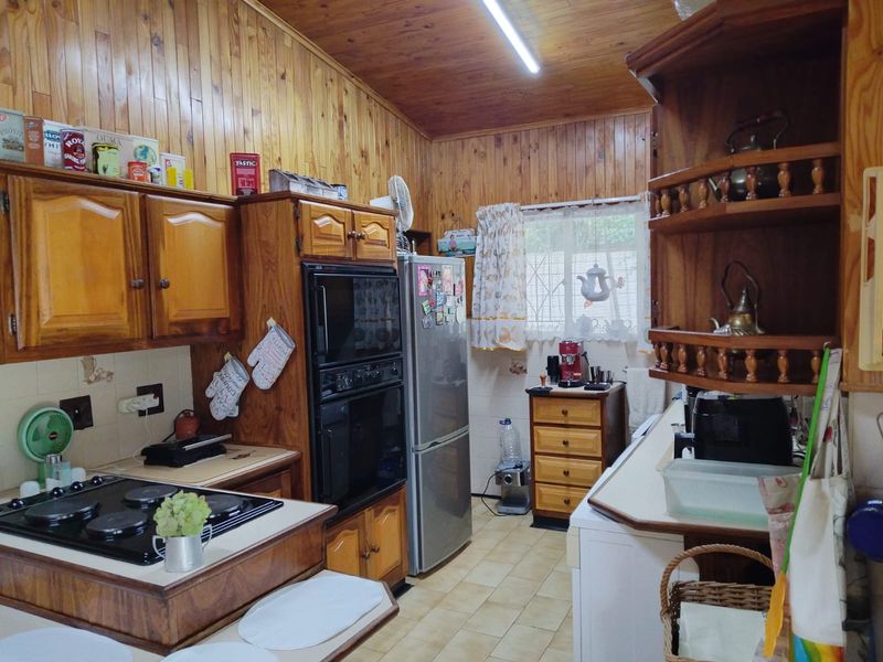 Spacious Family Home with Pool in Birch Acres – Perfect for Comfortable Living! - Photo 10