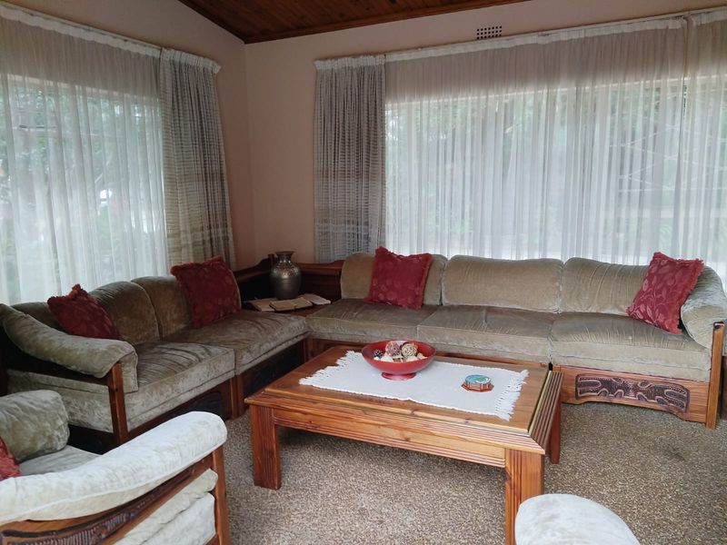 Spacious Family Home with Pool in Birch Acres – Perfect for Comfortable Living! - Photo 7