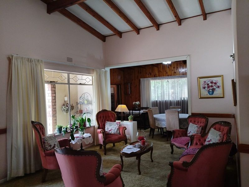 Spacious Family Home with Pool in Birch Acres – Perfect for Comfortable Living! - Photo 9