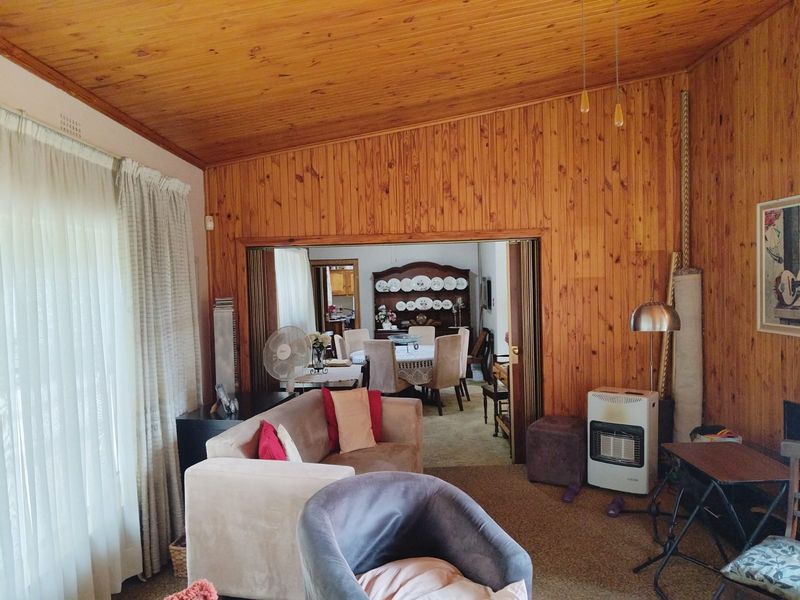 Spacious Family Home with Pool in Birch Acres – Perfect for Comfortable Living! - Photo 8