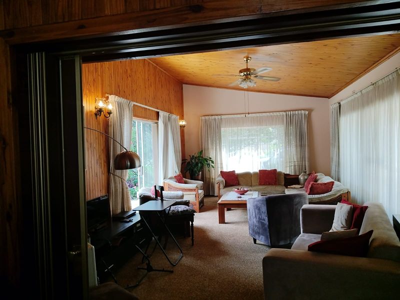 Spacious Family Home with Pool in Birch Acres – Perfect for Comfortable Living! - Photo 6