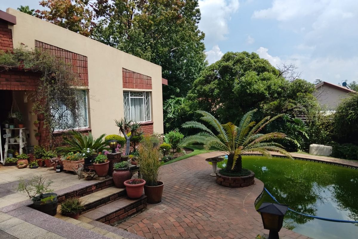 Spacious Family Home with Pool in Birch Acres – Perfect for Comfortable Living! - Photo 3