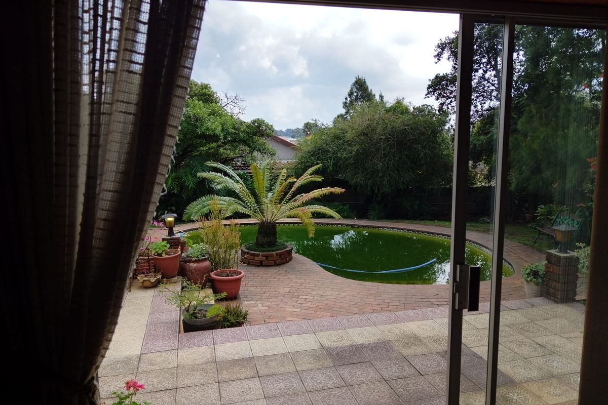 Spacious Family Home with Pool in Birch Acres – Perfect for Comfortable Living! - Photo 4