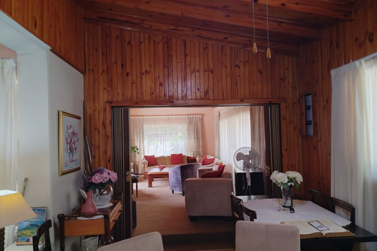 Spacious Family Home with Pool in Birch Acres – Perfect for Comfortable Living! - Photo 5