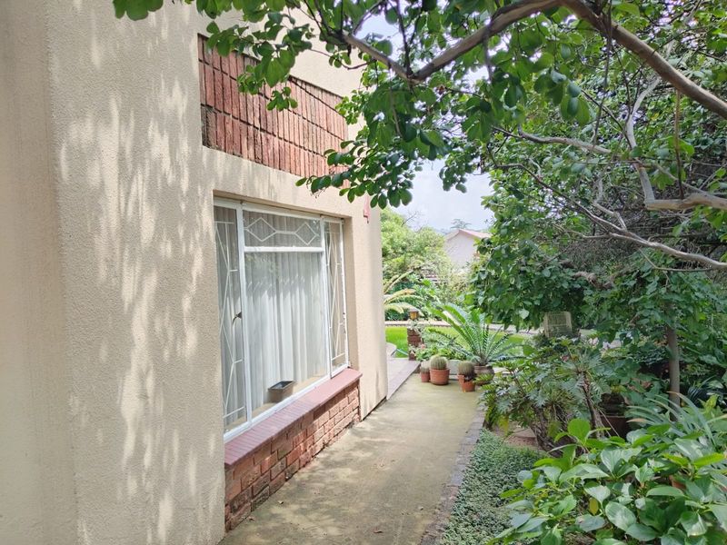 Spacious Family Home with Pool in Birch Acres – Perfect for Comfortable Living! - Photo 2