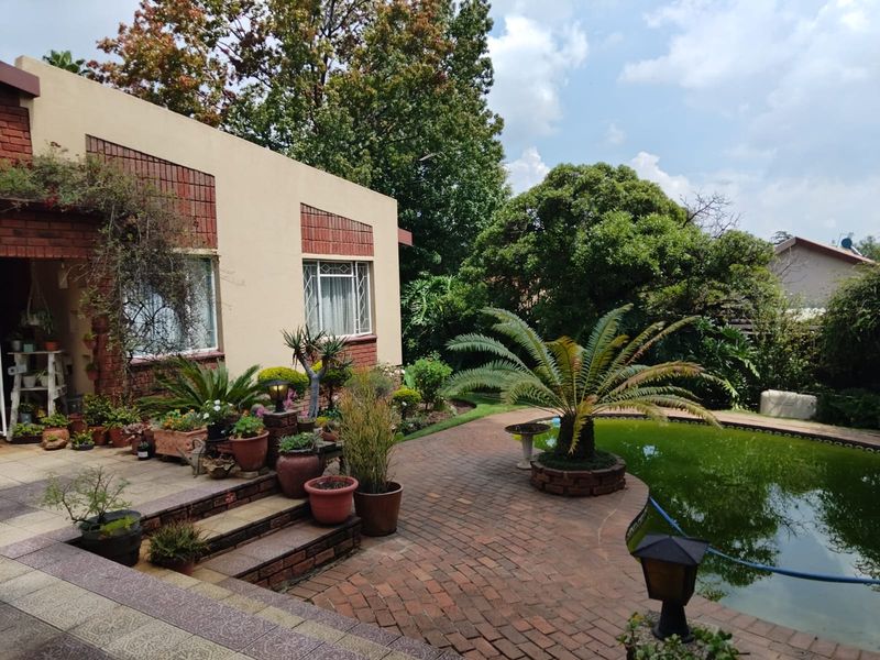 Spacious Family Home with Pool in Birch Acres – Perfect for Comfortable Living! - Photo 3