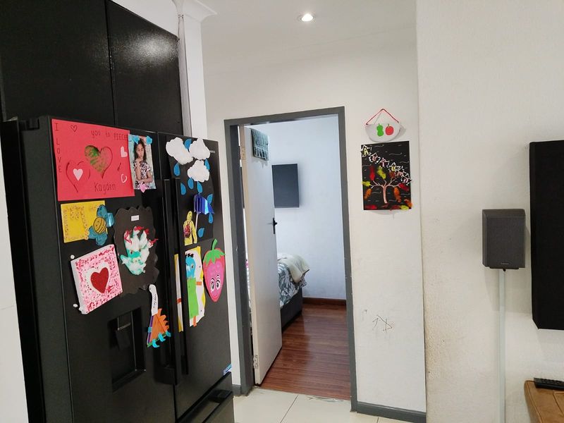 Modern 2-Bedroom Townhouse for Sale in Glen Marais – Ideal for First-Time Buyers or Investors! - Photo 8