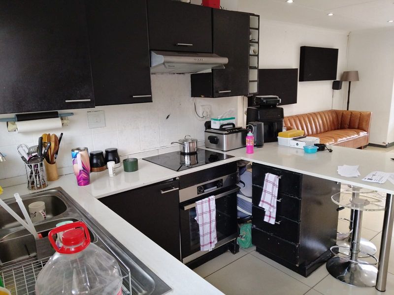 Modern 2-Bedroom Townhouse for Sale in Glen Marais – Ideal for First-Time Buyers or Investors! - Photo 6