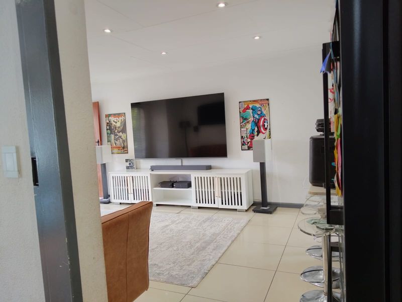 Modern 2-Bedroom Townhouse for Sale in Glen Marais – Ideal for First-Time Buyers or Investors! - Photo 9
