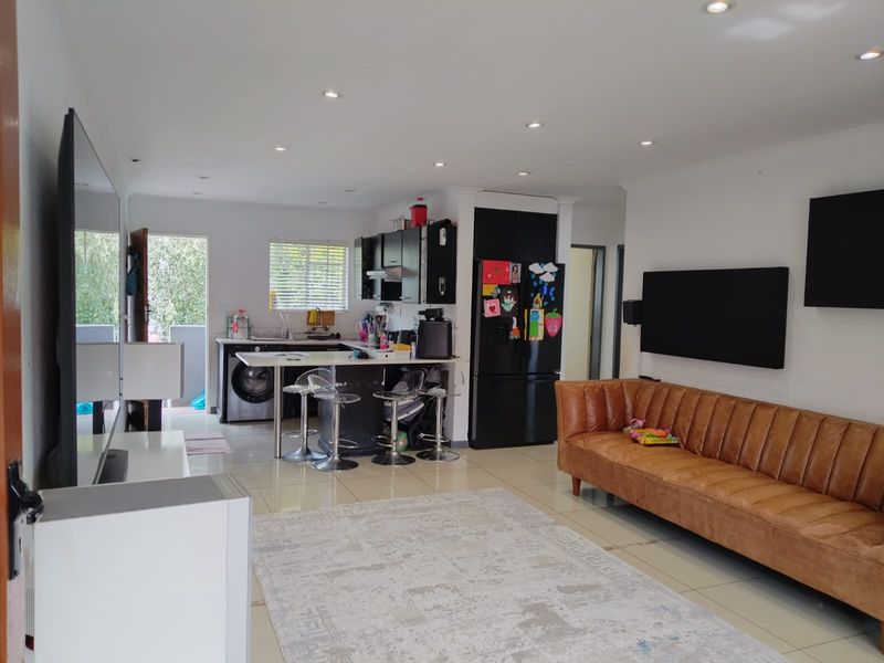 Modern 2-Bedroom Townhouse for Sale in Glen Marais – Ideal for First-Time Buyers or Investors! - Photo 7