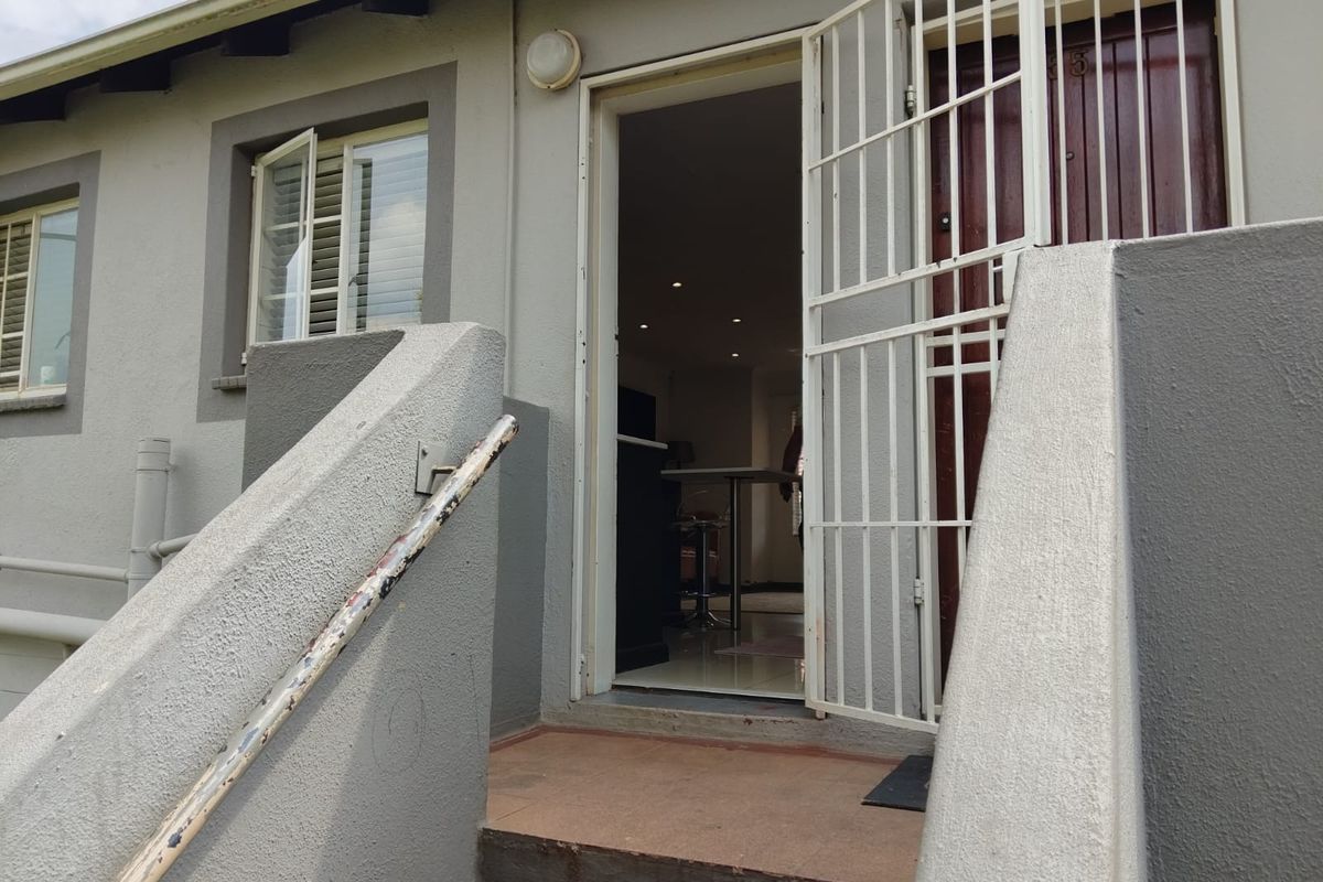 Modern 2-Bedroom Townhouse for Sale in Glen Marais – Ideal for First-Time Buyers or Investors! - Photo 4