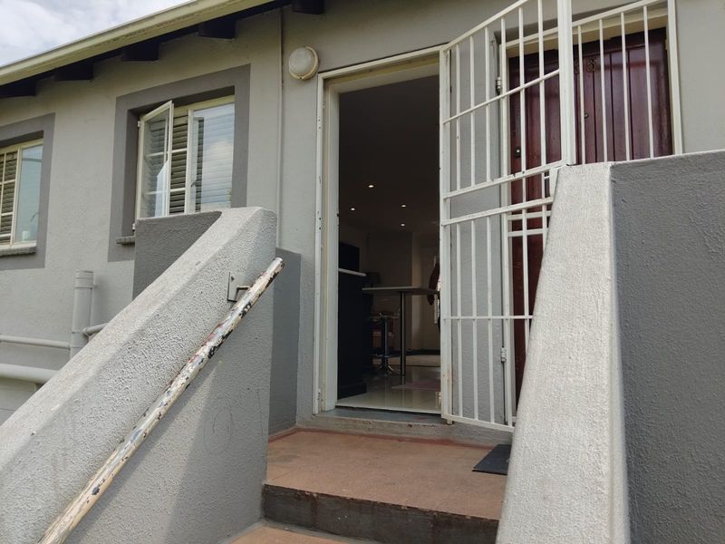 Modern 2-Bedroom Townhouse for Sale in Glen Marais – Ideal for First-Time Buyers or Investors! - Photo 4