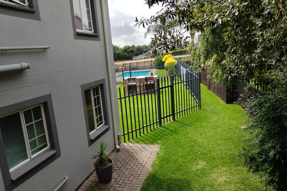 Modern 2-Bedroom Townhouse for Sale in Glen Marais – Ideal for First-Time Buyers or Investors! - Photo 3