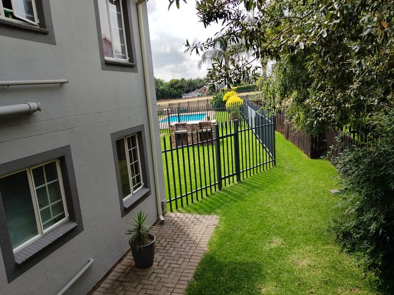 Modern 2-Bedroom Townhouse for Sale in Glen Marais – Ideal for First-Time Buyers or Investors! - Photo 3