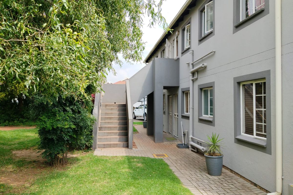 Modern 2-Bedroom Townhouse for Sale in Glen Marais – Ideal for First-Time Buyers or Investors! - Photo 2