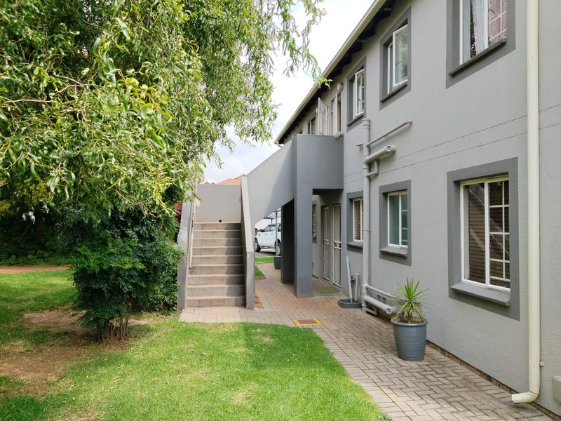 Modern 2-Bedroom Townhouse for Sale in Glen Marais – Ideal for First-Time Buyers or Investors! - Photo 2