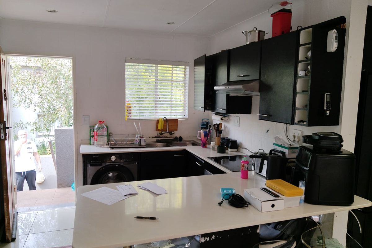 Modern 2-Bedroom Townhouse for Sale in Glen Marais – Ideal for First-Time Buyers or Investors! - Photo 5