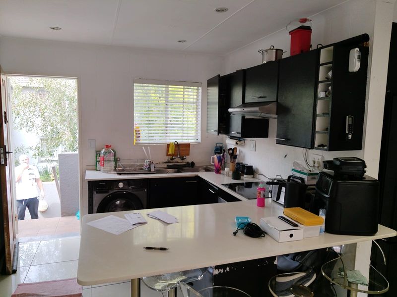 Modern 2-Bedroom Townhouse for Sale in Glen Marais – Ideal for First-Time Buyers or Investors! - Photo 5