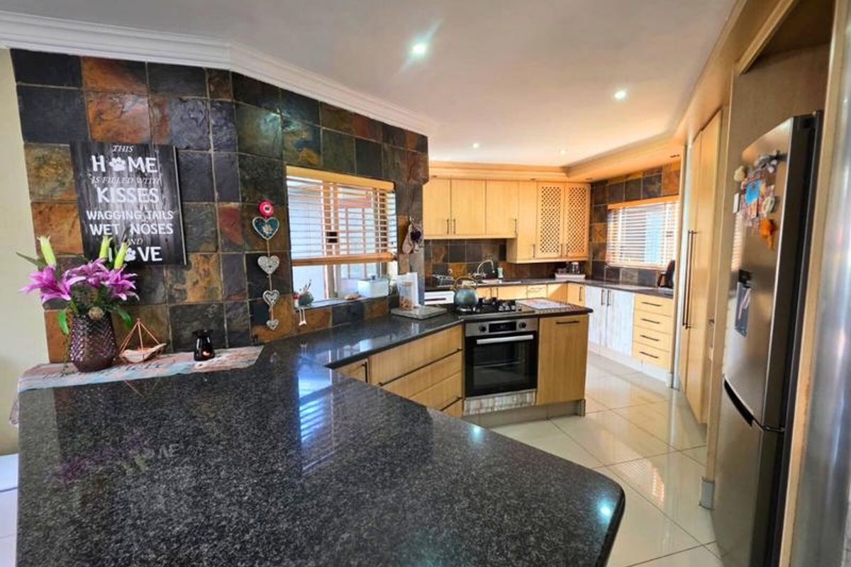 THIS IS IT!!! 🤩 Exclusive, Elegant Family Living in Blue Gill Estate!!!!!!!!!!! - Photo 4