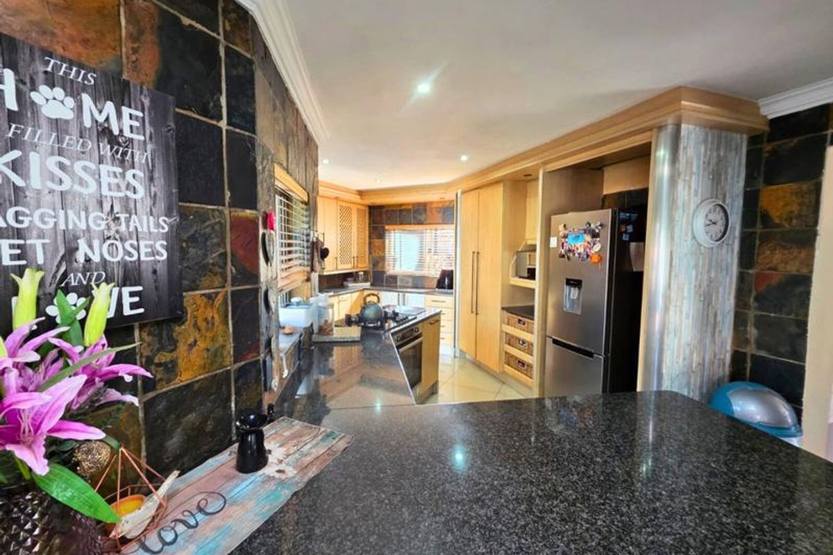 THIS IS IT!!! 🤩 Exclusive, Elegant Family Living in Blue Gill Estate!!!!!!!!!!! - Photo 3