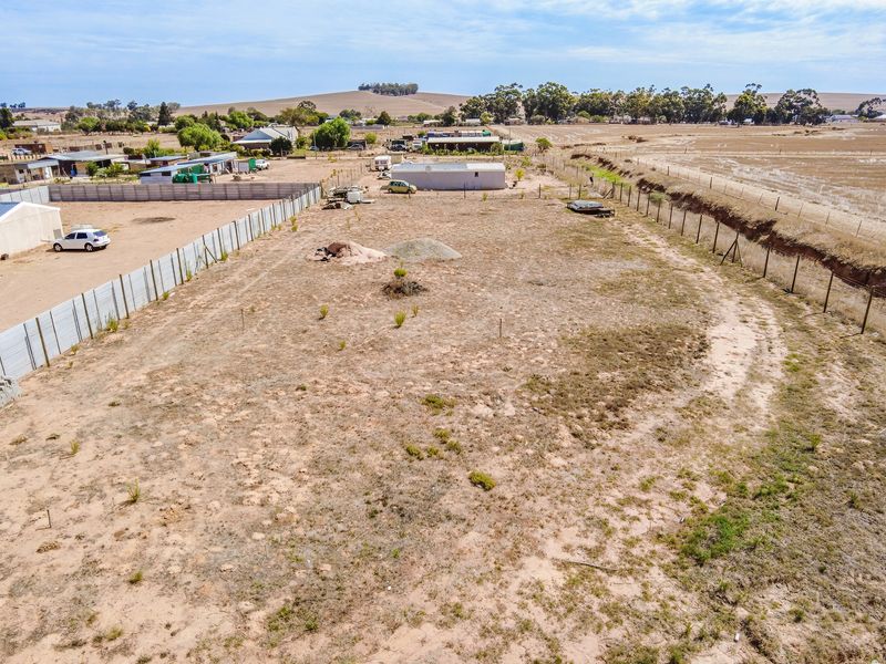 Spacious Plot with Approved Building Plans – Excellent Opportunity - Photo 2